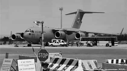 Атамбаев: «В аэропорту «Манас» не должно оставаться ничего общего с военными»