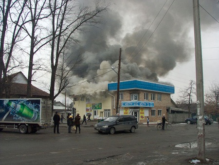 В Бишкеке сгорел продуктовый магазин