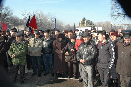 Митинговать-то легче, чем работать