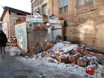 На крупных рынках Бишкека зафиксированы массовые нарушения санитарных норм