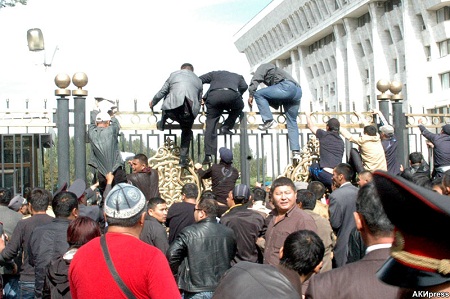 В столице Кыргызстана возобновился суд над тремя депутатами парламента