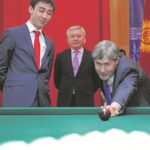 Мэр Бишкека фыркнул на бильярд. Ну и кий с ним!
