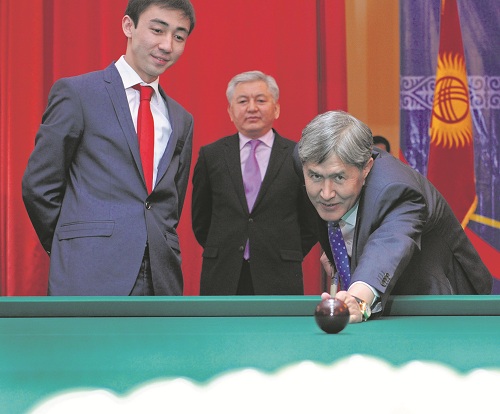 Мэр Бишкека фыркнул на бильярд. Ну и кий с ним!