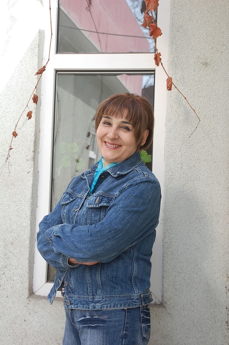 Она идет по жизни смеясь…