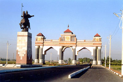 Алмазбек Атамбаев встретился с митингующими в Джалал-Абаде