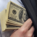 При получении взятки задержаны и.о. председателя Октябрьского районного суда города Бишкек и работник Верховного суда КР