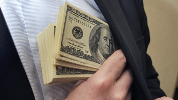 При получении взятки задержаны и.о. председателя Октябрьского районного суда города Бишкек и работник Верховного суда КР