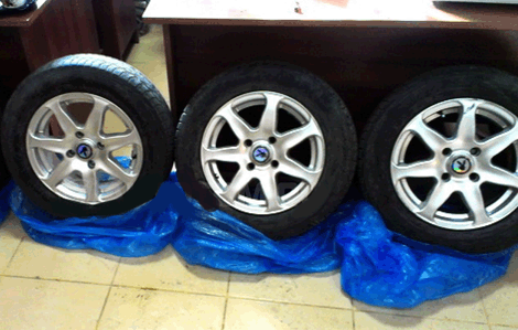 Раскрыты кражи трех колес автомашины и 19 пар обуви