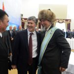 Президент Кыргызстана вручил государственному и общественному деятелю Таштанбеку Акматову особый знак «Ак-Шумкар».