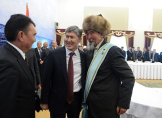 Президент Кыргызстана вручил государственному и общественному деятелю Таштанбеку Акматову особый знак «Ак-Шумкар».