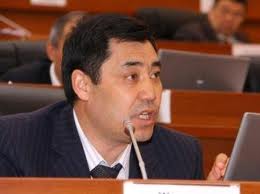 Сегодня на заседании парламента депутат партии «Ата-Журт» Садыр Жапаров выступил с 15-минутным обращением