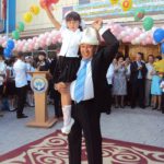 А теперь, а теперь, открывай нам школа дверь