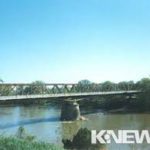 Женщина с ребенком на руках бросилась с моста