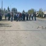 В селе Саруу местные жители расчищают дорогу, которая была перекрыта ими накануне