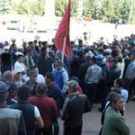 В Караколе на подходе к городской площади вновь скапливаются люди