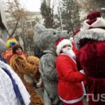 Сегодня в Бишкеке прошел парад Дедов Морозов и Снегурочек
