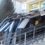 Митингующие пытались прорваться в здание Ошской областной администрации