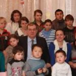 Подарили детям сладости из Санкт-Петербурга