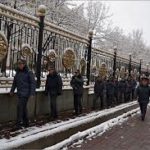 Милиция не позволила группе жителей Иссык-Атинского района провести митинг у Белого дома