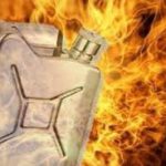 В Джумгальском районе родственники погибшего в Кара-Кече парня во время суда облили подозреваемых бензином и подожгли
