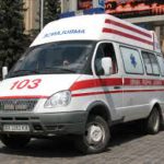 Милиционеров, облитых на судебном заседании бензином и подожженных везут из Джумгальского района в Бишкек