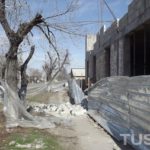 В Бишкеке на тротуар обрушилась стена строящегося здания