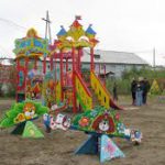 «Кумтор» профинансировал строительство детской площадки в Каджисае