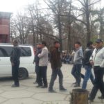 Митингующие собираются в точках сбора в нескольких районах Бишкека