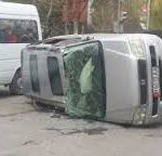 В Бишкеке в результате аварии перевернулся автомобиль