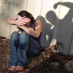 Беременную женщину на работе избил коллега, после чего она потеряла ребенка