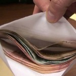 МВД КР: Работники Таможенной службы и департамента ГРС вымогали деньги у граждан