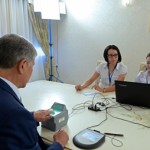 Президент Алмазбек Атамбаев сдал свои биометрические данные