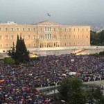 Тысячи жителей Греции вышли на улицы с призывами сохранить страну в ЕС