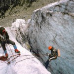 Кыргызская военная авиация сняла с ледника Гатжир 4 российских альпинистов, терпящих бедствие