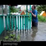 В Нарынском районе после проливного дождя сели затопили жилые дома и детский сад