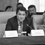 На сцене Абилдаев, вместо газа песня!