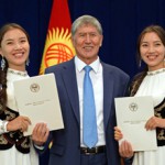 А.Атамбаев вручил президентские стипендии 46 лучшим студентам