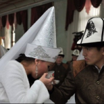 Парламент Киргизии опровергает информацию о разрешении браков с подростками