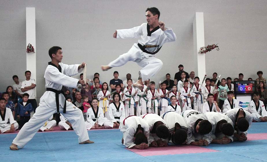 Посол Республики Корея наградил сильнейших таэквондистов страны