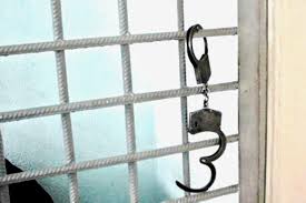 Продавшая трех своих детей мать осуждена на 12 лет