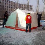 У морга для родственников погибших в авиакатастрофе разбили лагерь