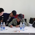 В Бишкеке пострадавшим жителям поселка Дача СУ вручили деньги