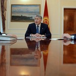 Биометрические паспорта с 1 мая — Атамбаев встретился с Жээнбековым