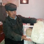 Жители Базар-Коргона нашли старинные кувшины, копая могилу на кладбище