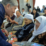 Более 2 тыс матерей-героинь наградят орденами и медалями — указ Атамбаева