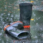 Дети ошского села Топ-Терек переходят вброд реку, чтобы попасть в школу