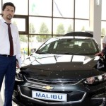 Мирзиёев подарил машину и квартиру кыргызскому акыну из Андижана