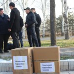 В Бишкеке активисты собрали нижнее белье К.Бакиеву в качестве ответа на его интервью телеканалу «Хабар»