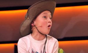 Мальчик из Каракола отправился с Максимом Галкиным в путешествие по сафари и подарил ему калпак