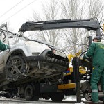 Эвакуатор повредил «Лексус» в центре Бишкека